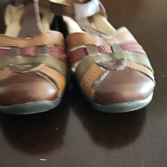Earth Origins Multi-Tone Leather Sandals - Picture 5 of 7